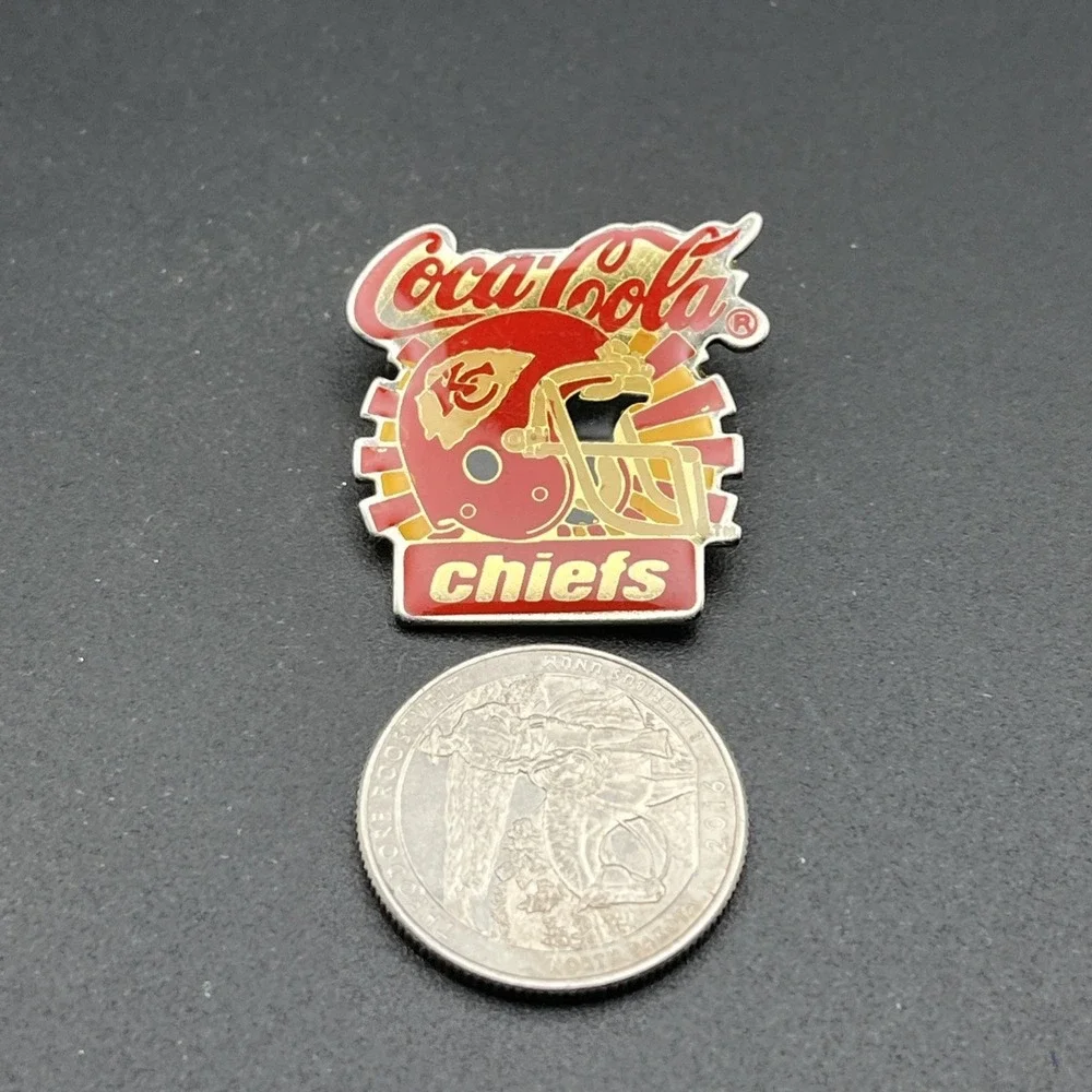 Vintage Coca-Cola Coke Kansas City Chiefs Helmet NFL Football Lapel Hat Pin‎